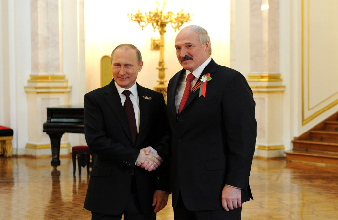”Spelar Putin och Lukasjenko i händerna”